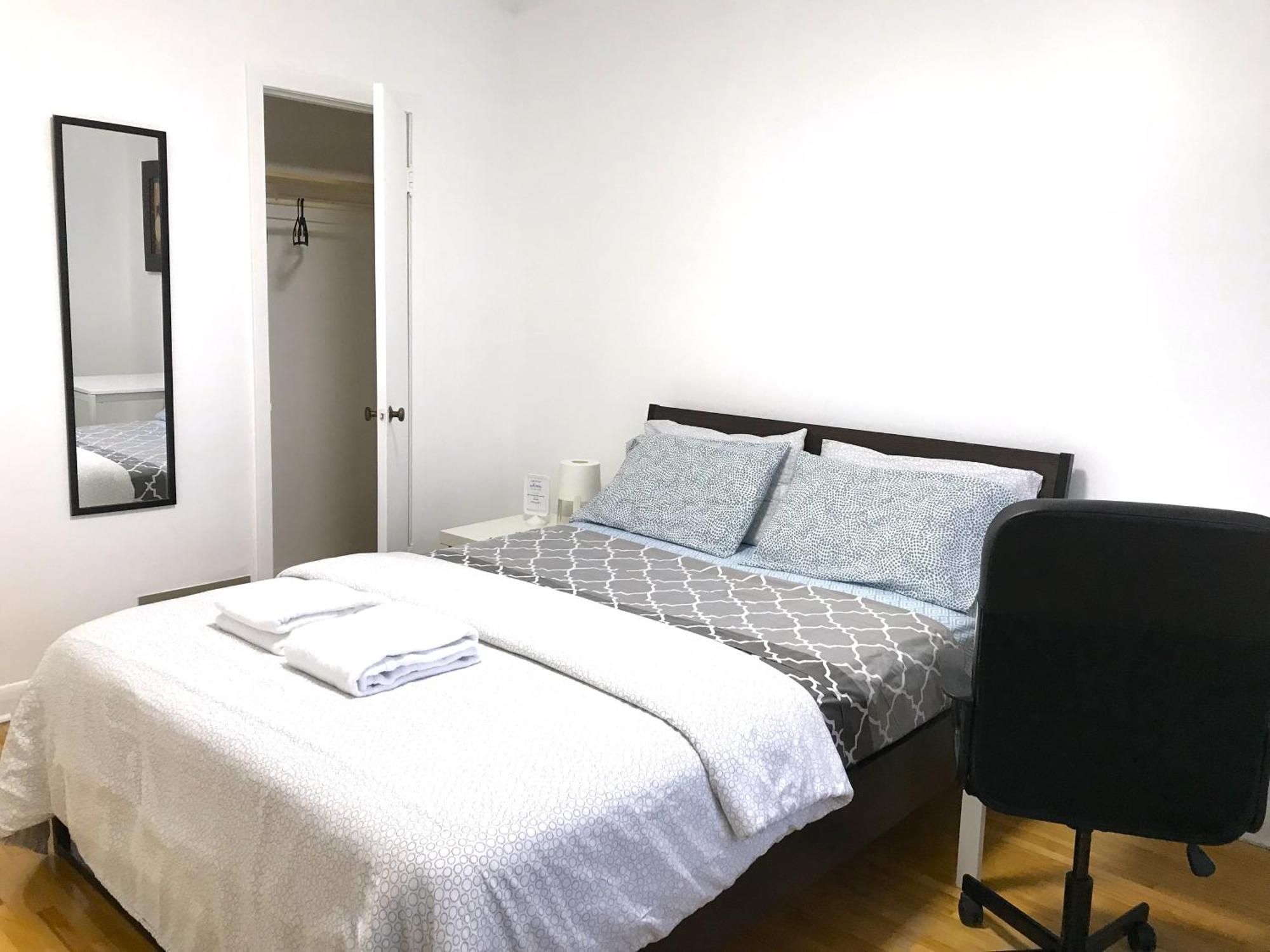 Big Private Room Midmontreal Next To Station Metro - Parking Free Esterno foto