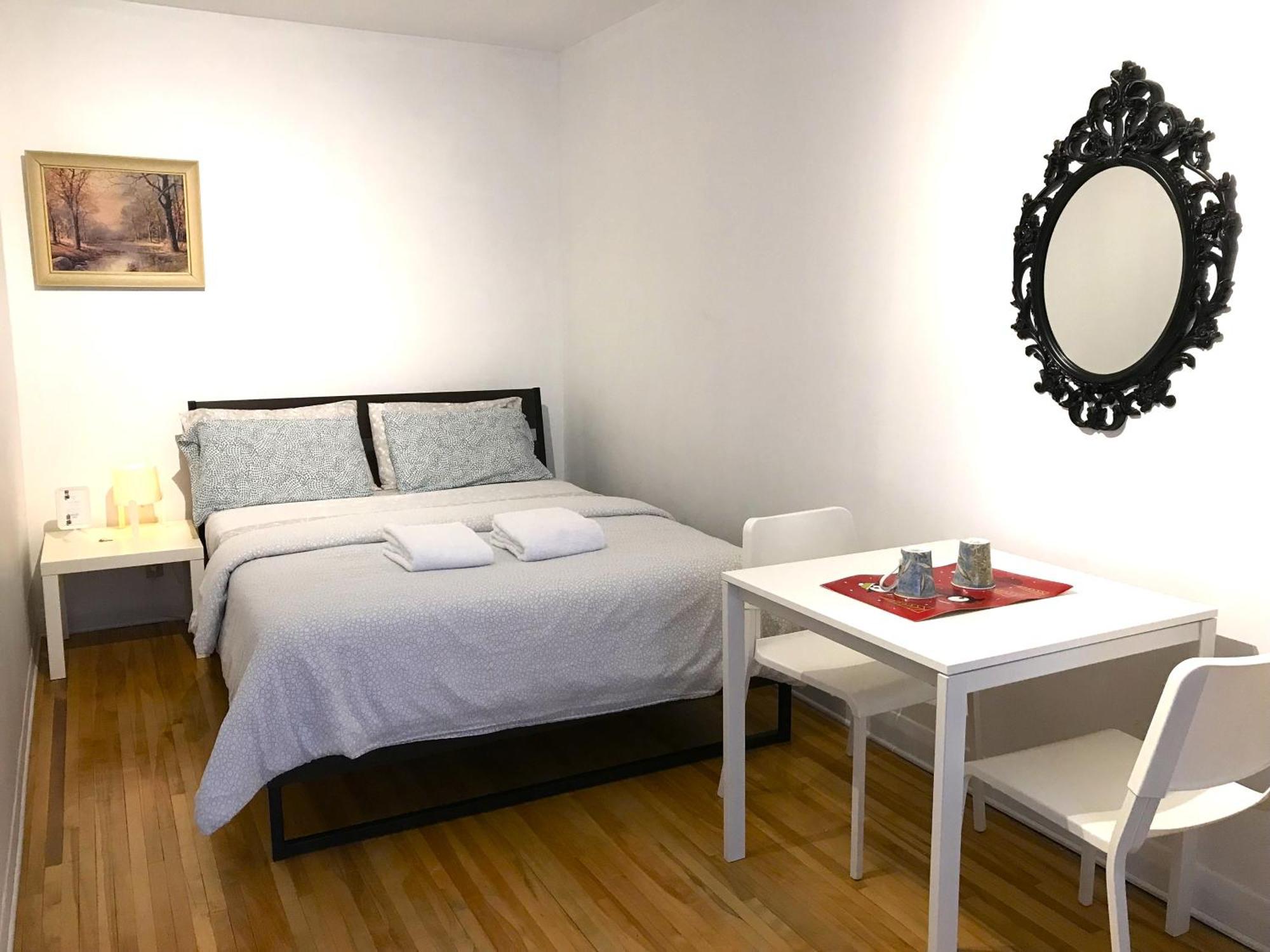 Big Private Room Midmontreal Next To Station Metro - Parking Free Esterno foto