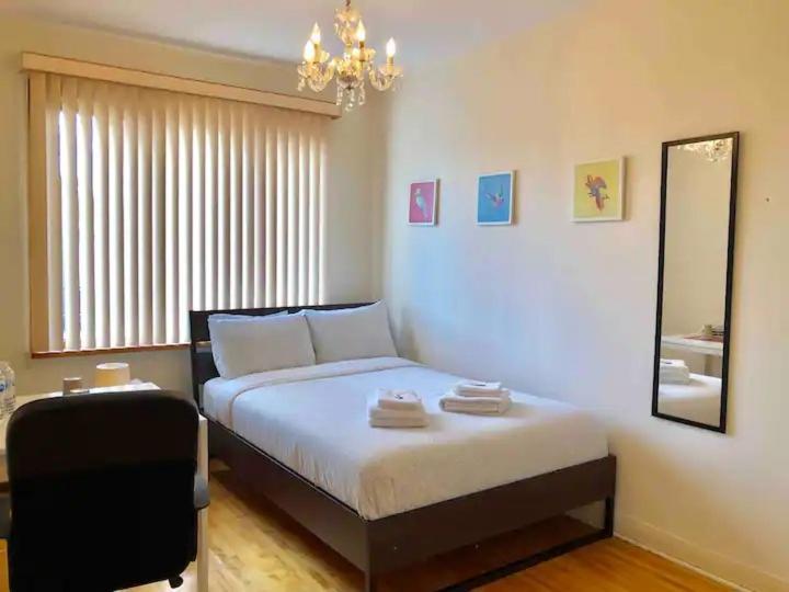 Big Private Room Midmontreal Next To Station Metro - Parking Free Esterno foto